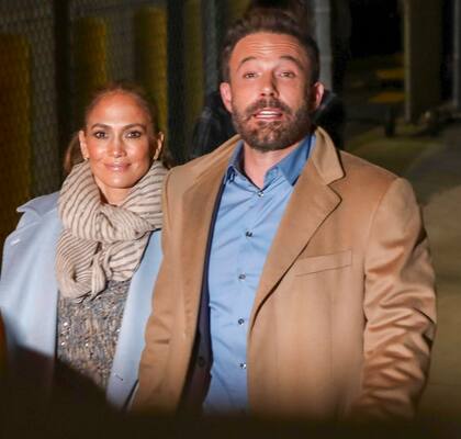 Ben Affleck y Jennifer Lopez, de la mano, caminan hacia el show de Jimmy Kimmel