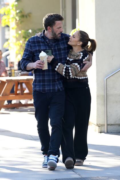 Ben Affleck y Jennifer López se ven felices y muy enamorados mientras salen a tomar un café en Santa Mónica