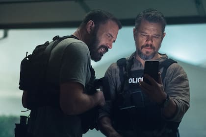 Ben Affleck y Matt Damon en una escena de El botín