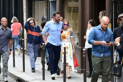 Ben Affleck y su esposa Jennifer Lopez caminan con Seraphina y Emme en el Marais durante su luna de miel en París
