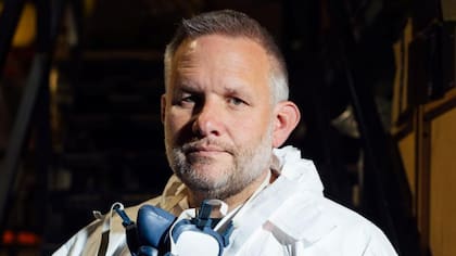 Ben dice que "reprime y reprime" sus emociones al ver y limpiar tales horrores.