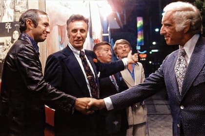 Ben Gazzara es el dueño de un club nocturno en The Killing of a Chinese Bookie, también en problemas con la mafia