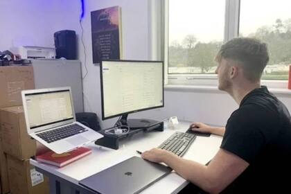 Ben Gulliver dice que para iniciar un emprendimiento solo hace falta tener una computadora, un teléfono y servicio de internet