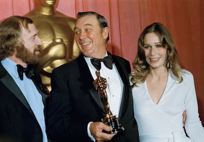 Ben Johnson, en el centro, ganador del Oscar al mejor actor de reparto, junto a Richard Harris y Sally Kellerman en la ceremonia de los premios de la Academia el 27 de marzo de 1972 en el Dorothy Chandler Pavilion en Los Ángeles