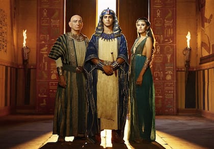 Ben Kingsley y Avan Jogia, como el asesor Visir Ay y el joven faraón Tut