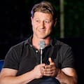 El curioso cambio de Benjamin McKenzie: pasó de ser una estrella juvenil a destapar “la estafa” de las criptomonedas