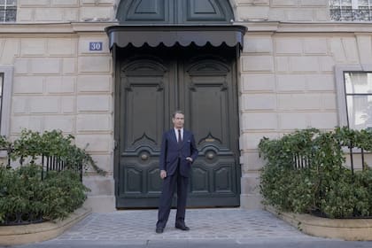 Ben Mendelsohn aparece como Christian Dior frente a la casa de moda original del diseñador en 30 Avenue Montaigne