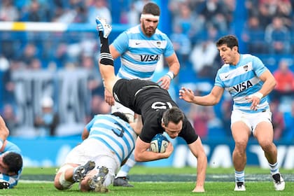 Ben Smith vuela tras un tackle de Juan Figallo, ante Marcos Kremer y Tomás Cubelli, en el partido del Rugby Championship de 2019 en Liniers; "me quedé con un sabor amargo porque habíamos hecho buenas cosas para ganar", recuerda el medio-scrum.