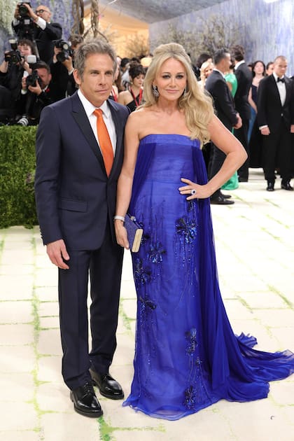 Ben Stiller y su mujer, Christine Taylor, lucieron los colores de los New York Knicks (un equipo de basquet neoyorkino) en esta cita. Mientras que el actor contrarrestó su traje azul con una corbata naranja, su esposa llevó un vestido azul con bordados y capa de tul