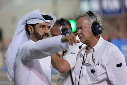 Ben Sulayem señala ante un oficial de carrera durante la prueba de clasificación del Gran Premio de Bahréin; “poner la casa en orden no fue fácil; conseguir a las personas adecuadas en FIA fue un reto”, se reivindica el presidente.