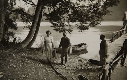 Ben Vereertbrugghen y su mujer Clara en el muelle del Hotel Tronador.