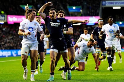 Ben White festeja tras una gran combinación de Escocia, que fue avasallante y superó a Inglaterra en Edimburgo, por el Seis Naciones