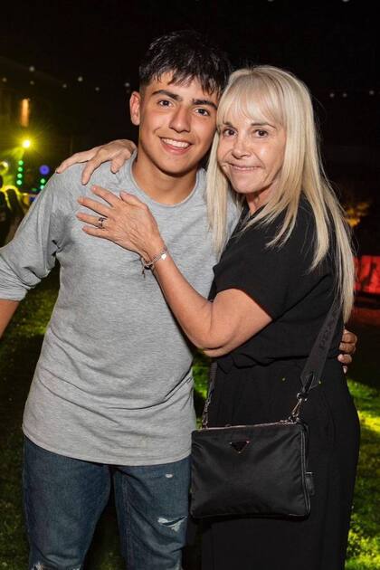 Benajamín Agüero con su abuela, Claudia Villafañe, quien organizó el cumpleaños de 14 del adolescente con su agencia de eventos