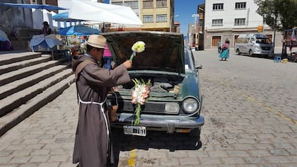 Bendición del Torino en Copacabana, Bolivia, a metros del lago Titicaca. (Foto: RTB)