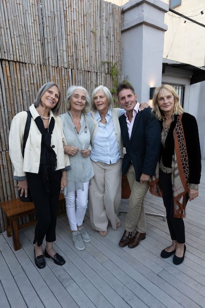 Bendito tú eres: Gerard Confalonieri rodeado por las hermanas Julia Elena, Agustina, Teté y Marina Blaquier Nelson