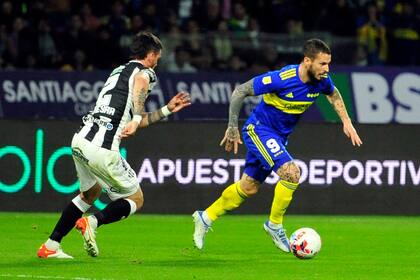 Benedetto conduce la pelota; tuvo dos ocasiones para empatar el partido