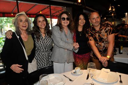 Benedetto junto al director José María Muscari y sus compañeras de elenco Ana María Picchio, Julieta Ortega y Patricia Sosa