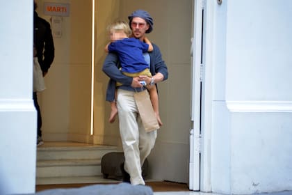 Benedict Cumberbatch con uno de sus hijos en brazos saliendo de un restaurante en Recoleta