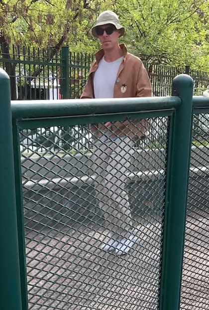 Benedict Cumberbatch disfrutó del sol de la mañana junto a su esposa y sus hijos en Plaza Armenia