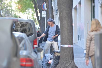 Benedict Cumberbatch fue el primero en salir del restaurante de Martitegui para ir a buscar su vehículo estacionado a unos metros del lugar