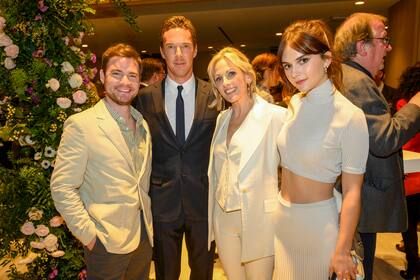 Benedict Cumberbatch, junto a Marlee Matlin, Daniel Durant y Emilia Jones, dela película CODA, en el almuerzo de nominados