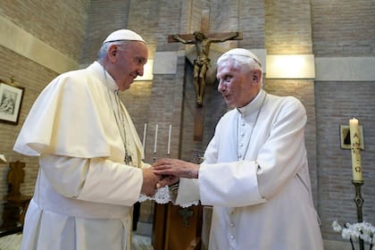 Benedicto XVI, junto a Francisco