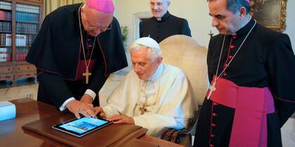 Benedicto XVI en plena tarea de enviar su primer Tweet usando una Ipad 2