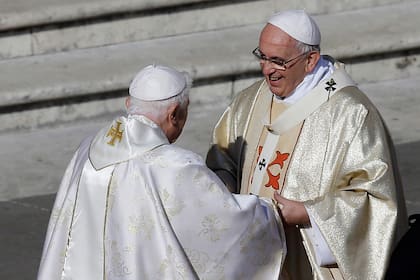 Benedicto XVI, izquierda, saluda al papa Francisco antes de la ceremonia de beatificación del papa Pablo VI, 19 de octubre de 2014