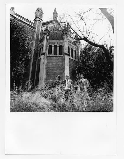 Benedit, Testa y Bedel junto a la antigua capilla