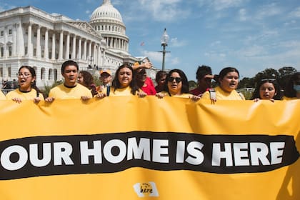 Beneficiarios de DACA reclaman que el programa siga en pie