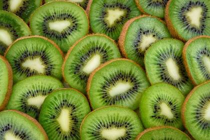 Beneficios del kiwi: una bomba de vitamina C que ayuda a controlar la presión, combatir la fatiga y la depresión