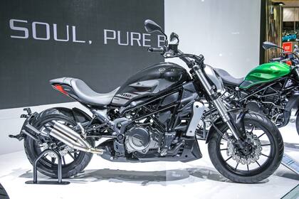 Benelli 402 S. Entre custom y naked, una cilindrada media de 400 cc y 39,4 CV