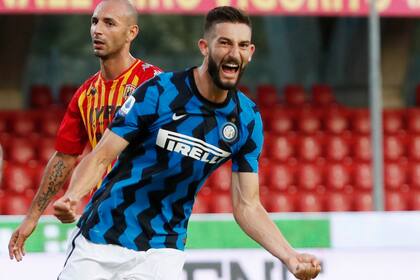 Roberto Gagliardini festeja su conquista, el 4-1 parcial de Inter sobre Benevento