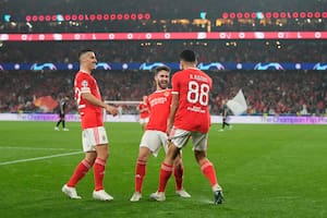 Benfica goleó 5-1, pasó a cuartos de la Champions League y sueña con dejar atrás un maleficio