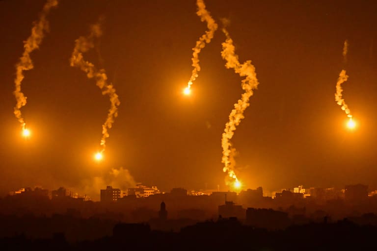 Por aire, tierra y mar, Israel asedia Gaza, bloquea sus comunicaciones y desata los peores ataques desde el inicio de la guerra 