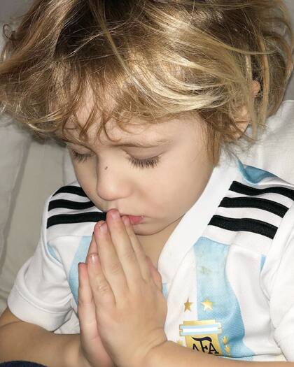 Durante el partido de Argentina contra Nigeria, el hijo menor de Pampita y Benjamín Vicuña, que tiene tres años, empezó a rezar. Su mamá no pudo evitar capturar el momento.