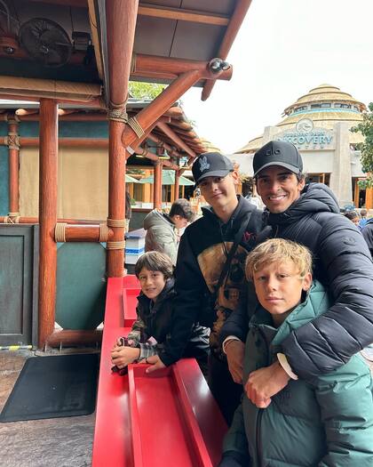 Benicio, Bautista, Guillermo Ardohain y Beltrán Vicuña en la zona de Jurassic Park de Universal Studios
