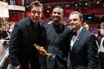 Benicio
del Toro, Michael B. Jordan (que esa noche se alzó con la estatuilla a Mejor Actor por
su rol en Sinners) y Leonardo DiCaprio charlaron animadamente durante un corte