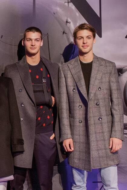 Benicio junto a su hermano Tiziano (que se recupera de una lesión en el hombro), quien estuvo firme junto a su papá en la primera fila.