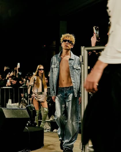 Benicio se abrió lugar en el mundo de las pasarelas y también en la pintura; en 2025 presentó su primera muestra de arte (Foto: Instagram @msbenicio)