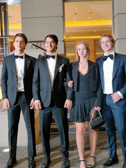 Benicio, Tiziano, Taina y Balthazar Gravier en la gala a beneficio del Hospital Austral