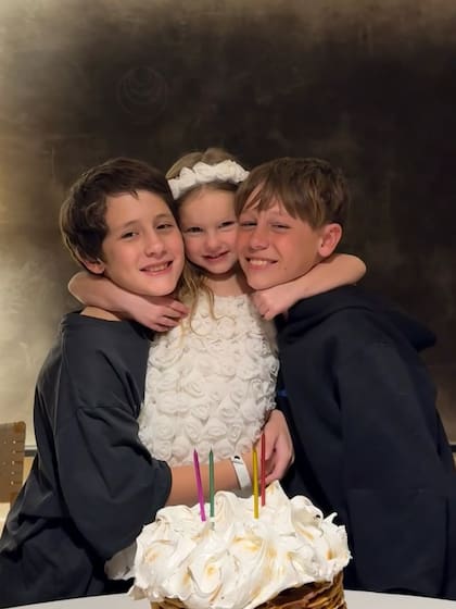 Benicio y Beltrán Vicuña acompañaron a su hermana Ana en su festejo (Foto: Instagram @pampitaoficial)
