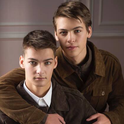 Benicio y Tiziano Gravier debutaron como modelos (Foto: Instagram @valeriamazzaok)