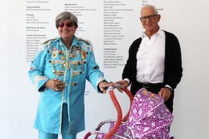 Benita Laren le regaló un cochecito antiguo intervenido con perlas de colores a Kahlo, hija de Eduardo Costantini