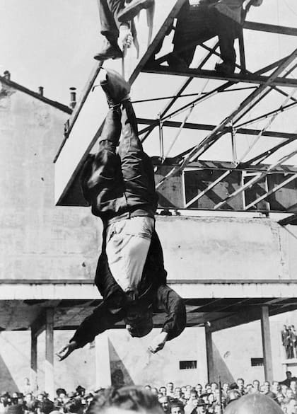 El cuerpo de Benito Mussolini, colgado en una estación de servicio de Milán