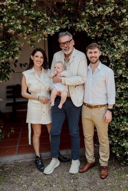 Benito, con Fermín a upa, rodeado por su hija Marina y su yerno, Gonzalo.