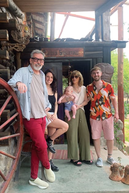 Benito con su hija, Marina Fernández Durand, María Eugenia García del Río, mamá de Gonzalo, con Fermín a upa, y Gonzalo Zimmermann, en Campo Quijano, la cabaña de Miguel Ruhl, ex pareja de Benito.