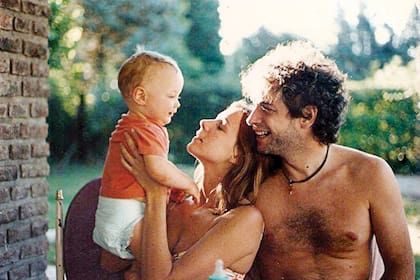 Benito de bebé en brazos de su madre, Cecilia Amenábar, y papá Gustavo: “Lo tuve 16 años de mi vida al lado todo el tiempo”.