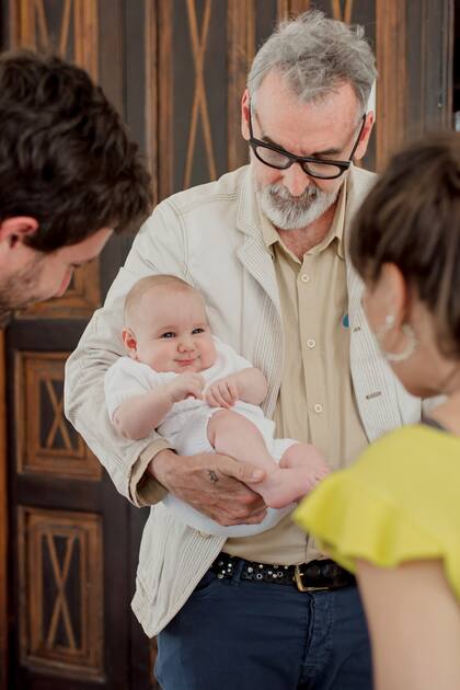 Benito, feliz, con Fermín, que llevó un enterito de hilo blanco tejido a mano que le regaló Victoria Durand Cordero, la mamá de Marina. 