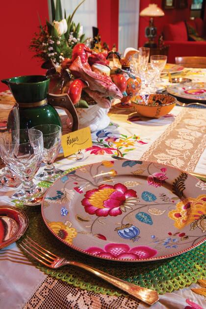 La mesa, impecable, está lista para recibir a los amigos. El dueño de casa eligió unos platos de Sentido que combinó con jarras traídas de México y un centro de mesa con pescados que le regalaron. 
